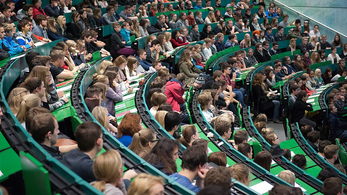 Vorlesung mit vielen Studierenden im Hörsaal Studierende sitzen im Hörsaal